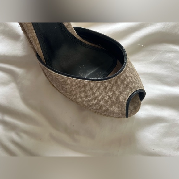 Theory - wedge heels. Tan and black wedge heels. With black trim. Adorable ! - Picture 3 of 10